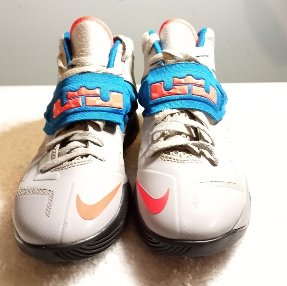 Boys Nike LeBron James Pre-owned Size 6Y